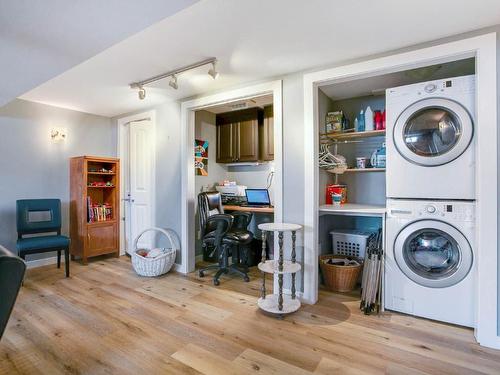 1251 Lawson Avenue, Kelowna, BC - Indoor Photo Showing Laundry Room