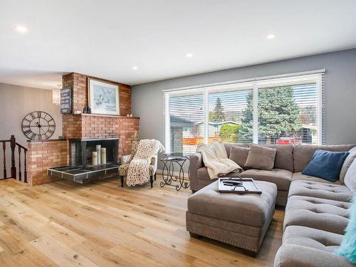 1251 Lawson Avenue, Kelowna, BC - Indoor Photo Showing Living Room With Fireplace
