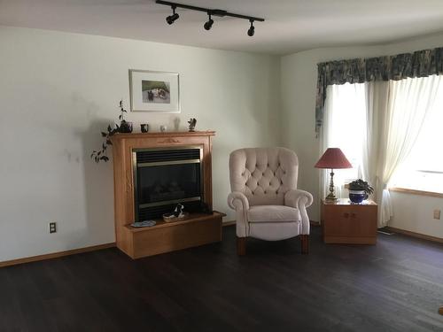 814 307Th Avenue, Kimberley, BC - Indoor Photo Showing Living Room With Fireplace