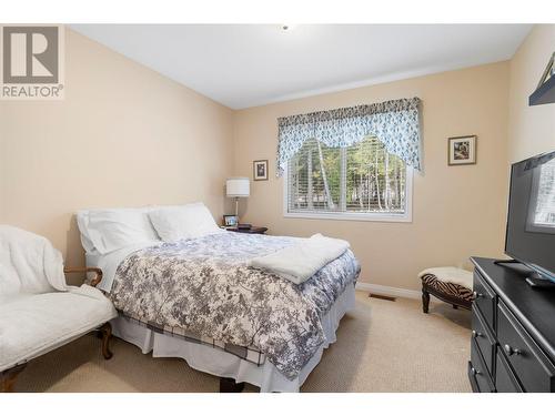 1406 Huckleberry Drive, Sorrento, BC - Indoor Photo Showing Bedroom