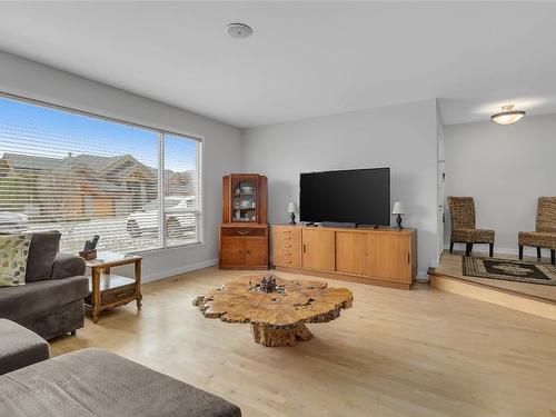 1686 Pritchard Drive, West Kelowna, BC - Indoor Photo Showing Living Room