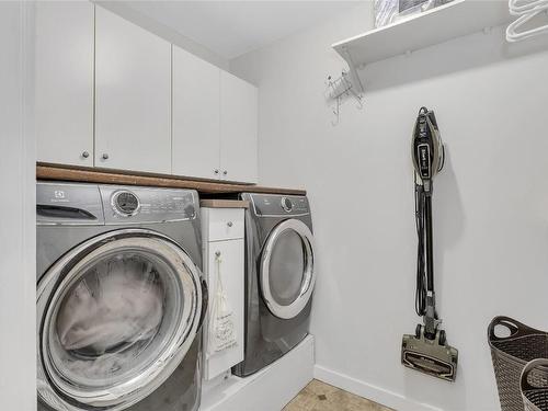 1686 Pritchard Drive, West Kelowna, BC - Indoor Photo Showing Laundry Room