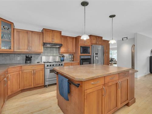 1686 Pritchard Drive, West Kelowna, BC - Indoor Photo Showing Kitchen