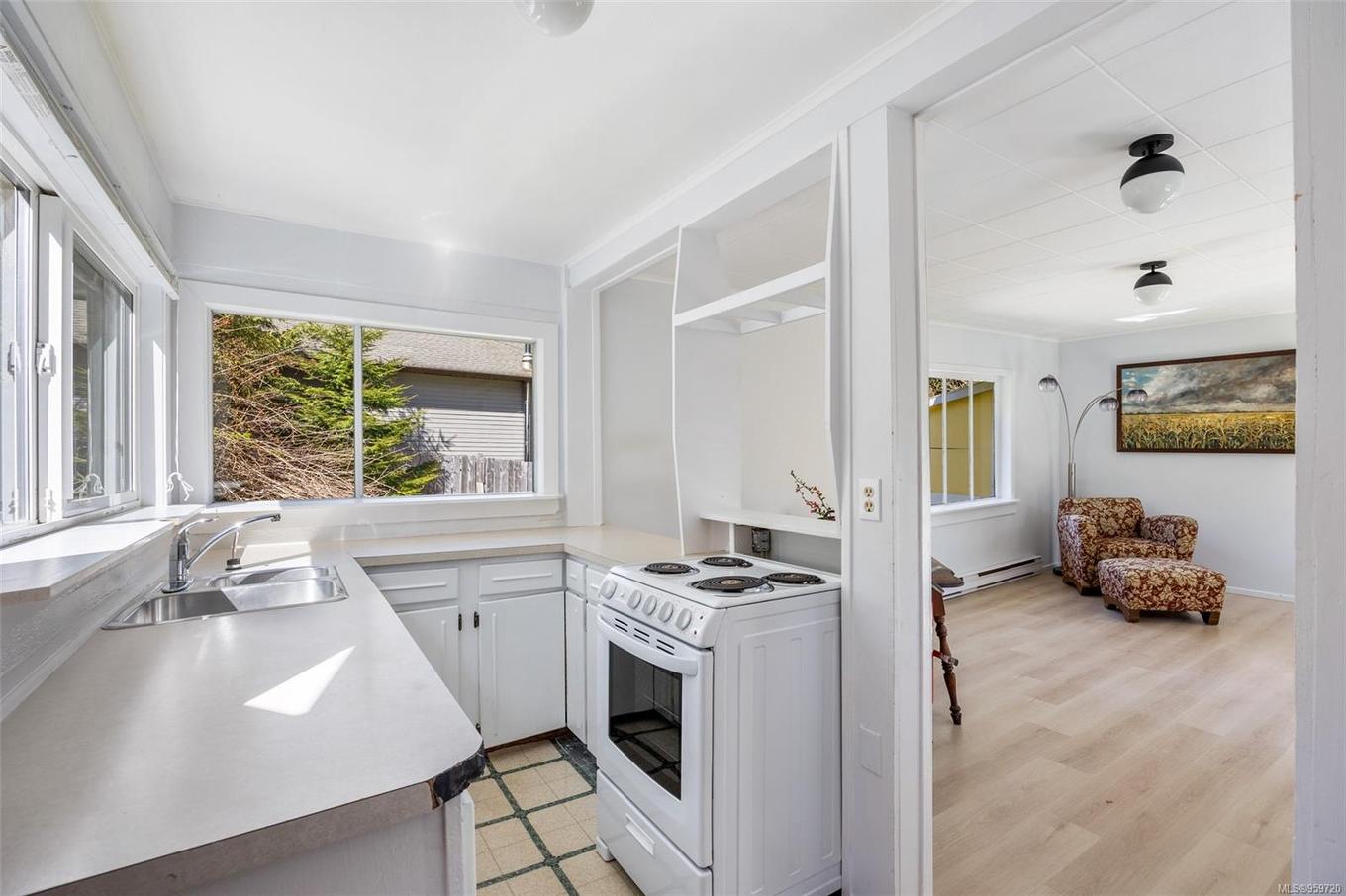 6148 Aldergrove Dr, Courtenay, BC - Indoor Photo Showing Kitchen