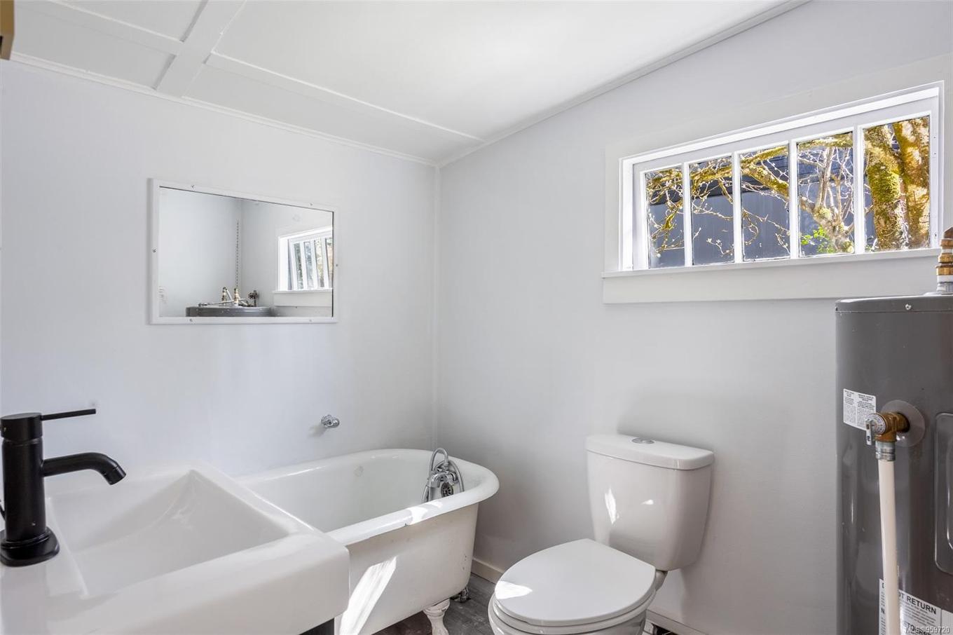 6148 Aldergrove Dr, Courtenay, BC - Indoor Photo Showing Bathroom