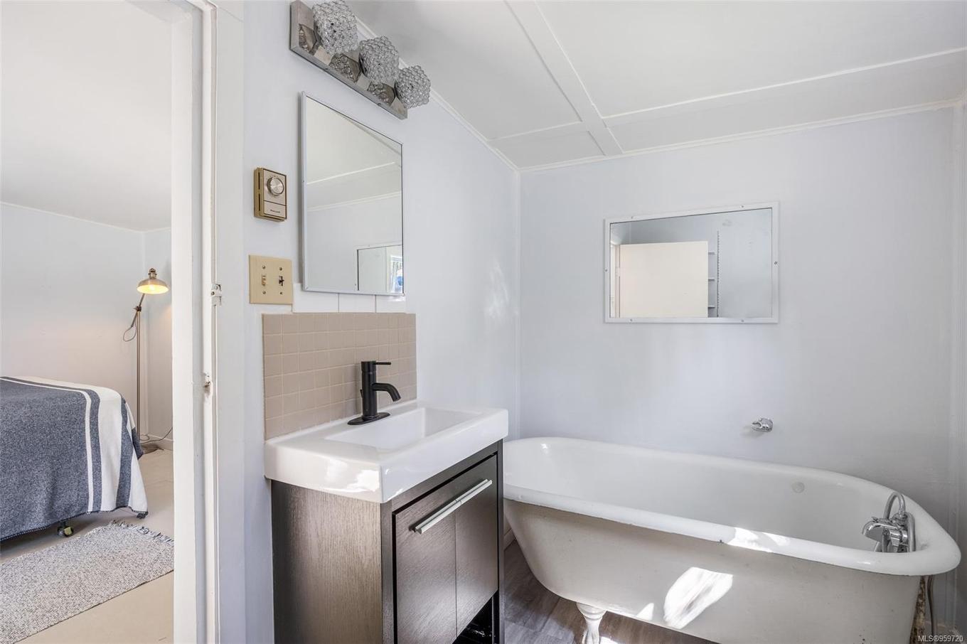 6148 Aldergrove Dr, Courtenay, BC - Indoor Photo Showing Bathroom