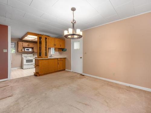 1619 Cariboo Hwy 97, Clinton, BC - Indoor Photo Showing Kitchen