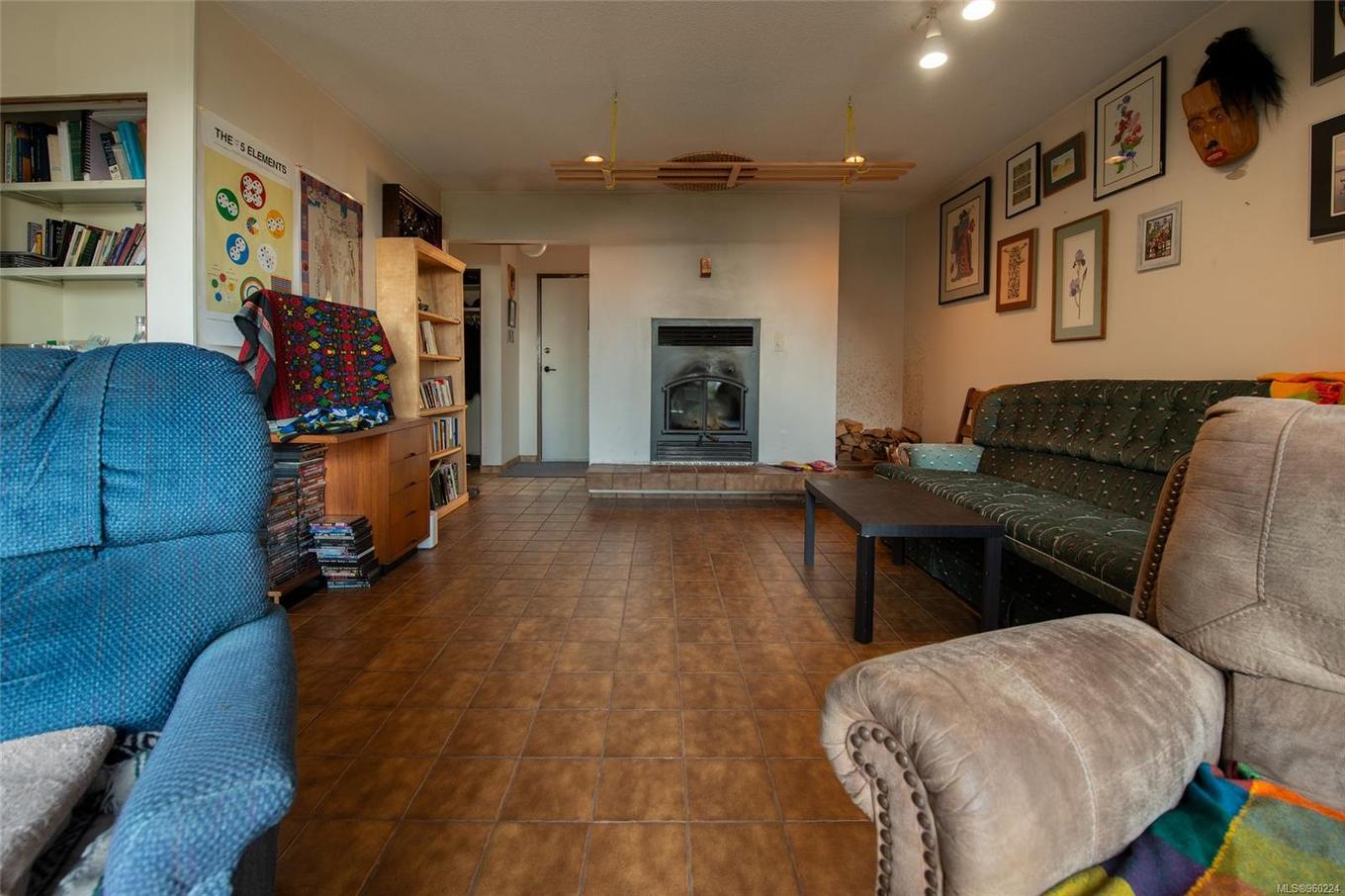 444 Blackburn Rd, Salt Spring, BC - Indoor Photo Showing Living Room