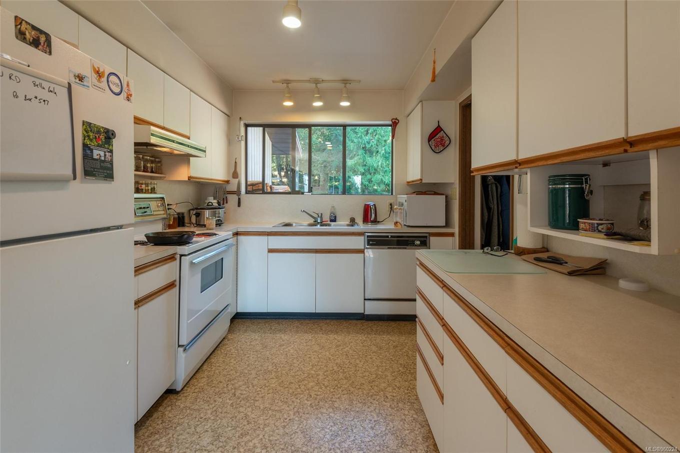 444 Blackburn Rd, Salt Spring, BC - Indoor Photo Showing Kitchen With Double Sink