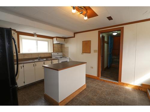 485 Mark Street, Kimberley, BC - Indoor Photo Showing Kitchen With Double Sink