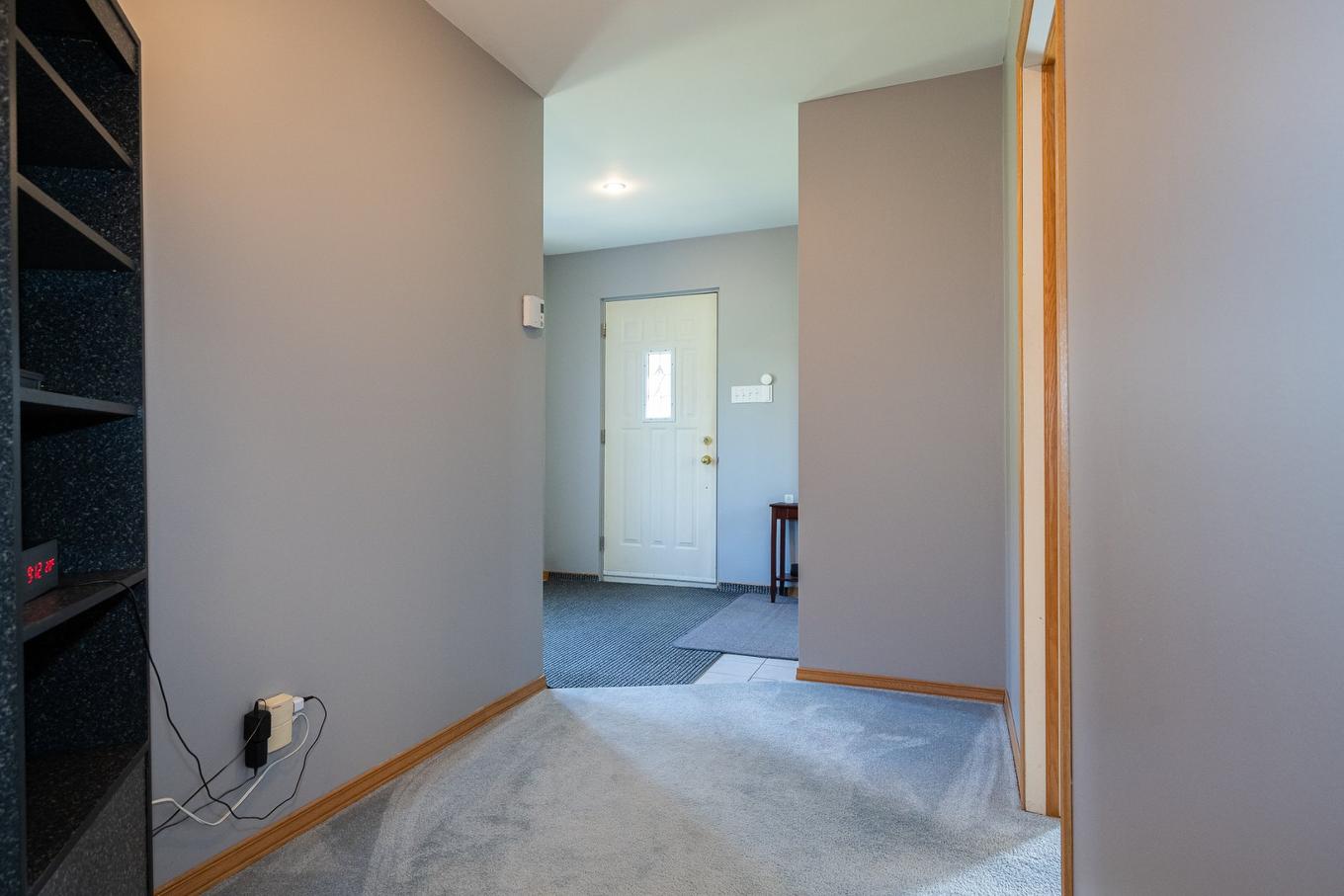 Hall d'entrée/Vestibule - 9 159E Avenue, Notre-Dame-De-L'Île-Perrot, QC - Indoor Photo Showing Other Room