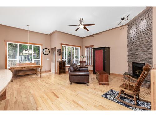 1545 Mt Fisher Crescent, Cranbrook, BC - Indoor Photo Showing Living Room With Fireplace