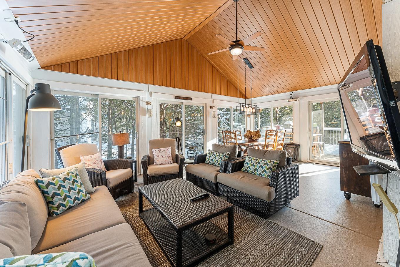 Solarium/Sunroom - 747 Ch. Des Pommetiers, Magog, QC - Indoor Photo Showing Living Room