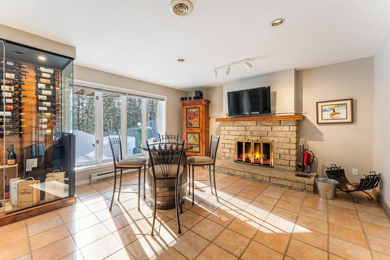 Family room - 747 Ch. Des Pommetiers, Magog, QC - Indoor With Fireplace