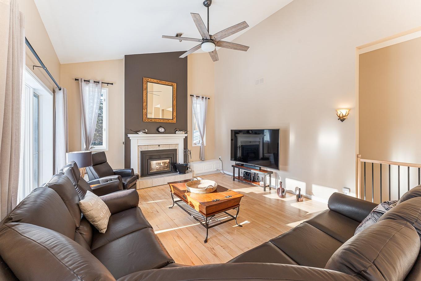 Living room - 747 Ch. Des Pommetiers, Magog, QC - Indoor Photo Showing Living Room With Fireplace
