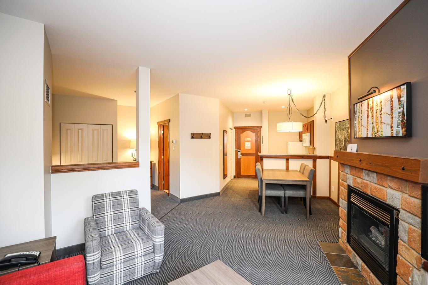 Vue d'ensemble - 142-151 Ch. Du Curé-Deslauriers, Mont-Tremblant, QC - Indoor With Fireplace