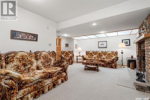 302 Spencer Place, Saskatoon, SK - Indoor Photo Showing Living Room