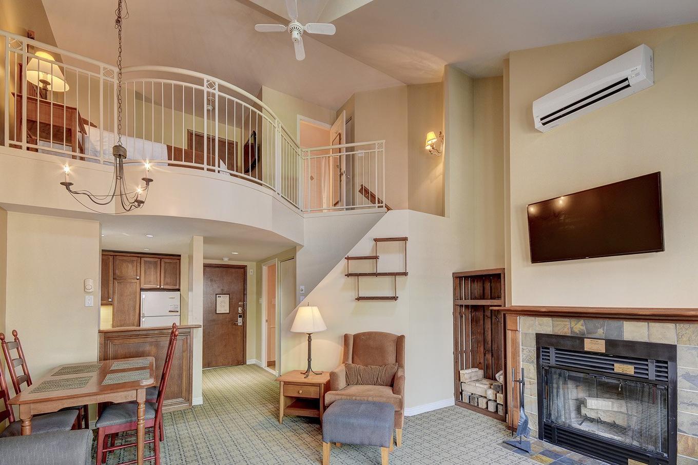 Overall view - 405-118 Ch. De Kandahar, Mont-Tremblant, QC - Indoor Photo Showing Living Room With Fireplace
