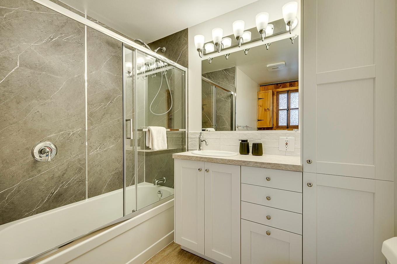 Bathroom - 267 Ch. Des Bois-Blancs, Piedmont, QC - Indoor Photo Showing Bathroom