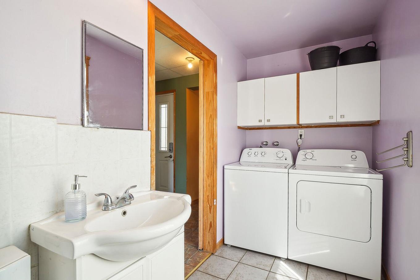 Bathroom - 81 Rg Des Étangs, Mont-Saint-Hilaire, QC - Indoor Photo Showing Laundry Room