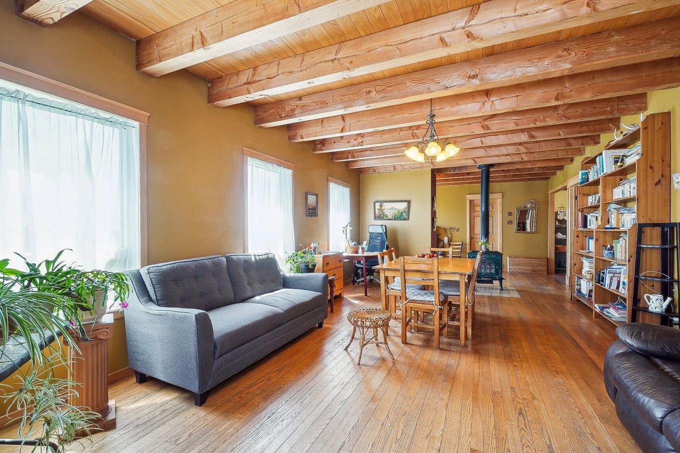 Living room - 81 Rg Des Étangs, Mont-Saint-Hilaire, QC - Indoor Photo Showing Living Room