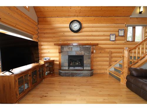 940 313Th Drive, Kimberley, BC - Indoor Photo Showing Living Room With Fireplace