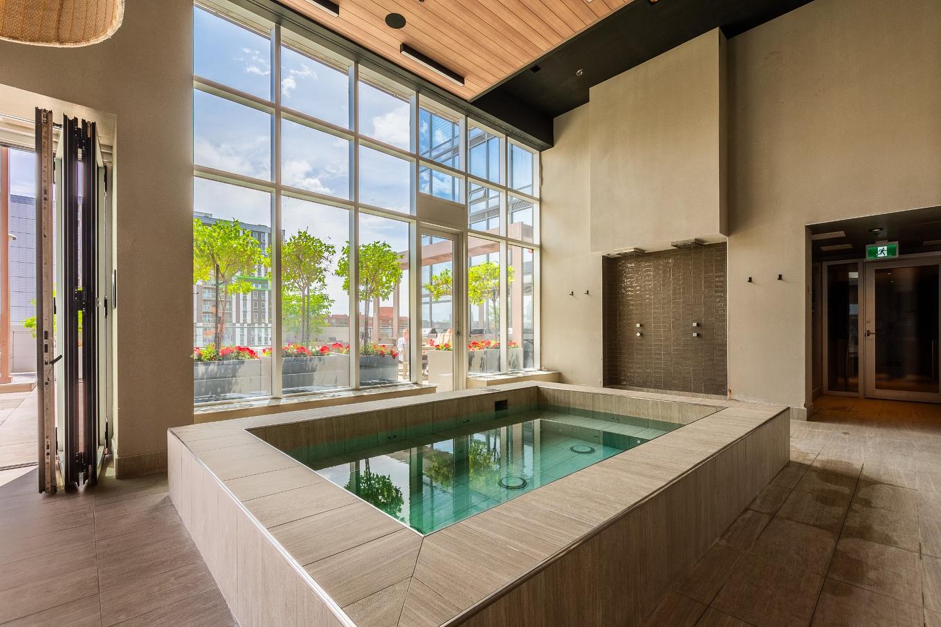 Hot tub - Ph-5308-1288 Rue St-Antoine O., Montréal (Ville-Marie), QC - Indoor Photo Showing Other Room With In Ground Pool