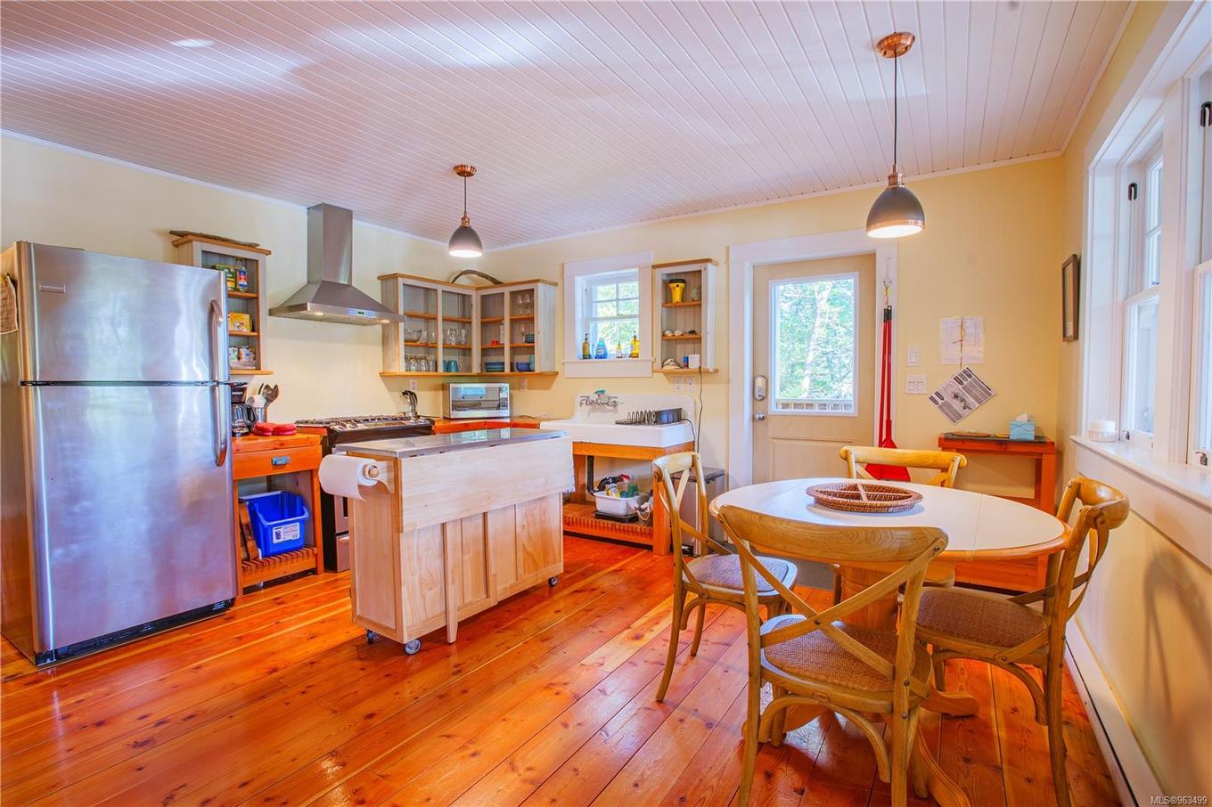 225 Boardwalk Blvd, Ucluelet, BC - Indoor Photo Showing Dining Room