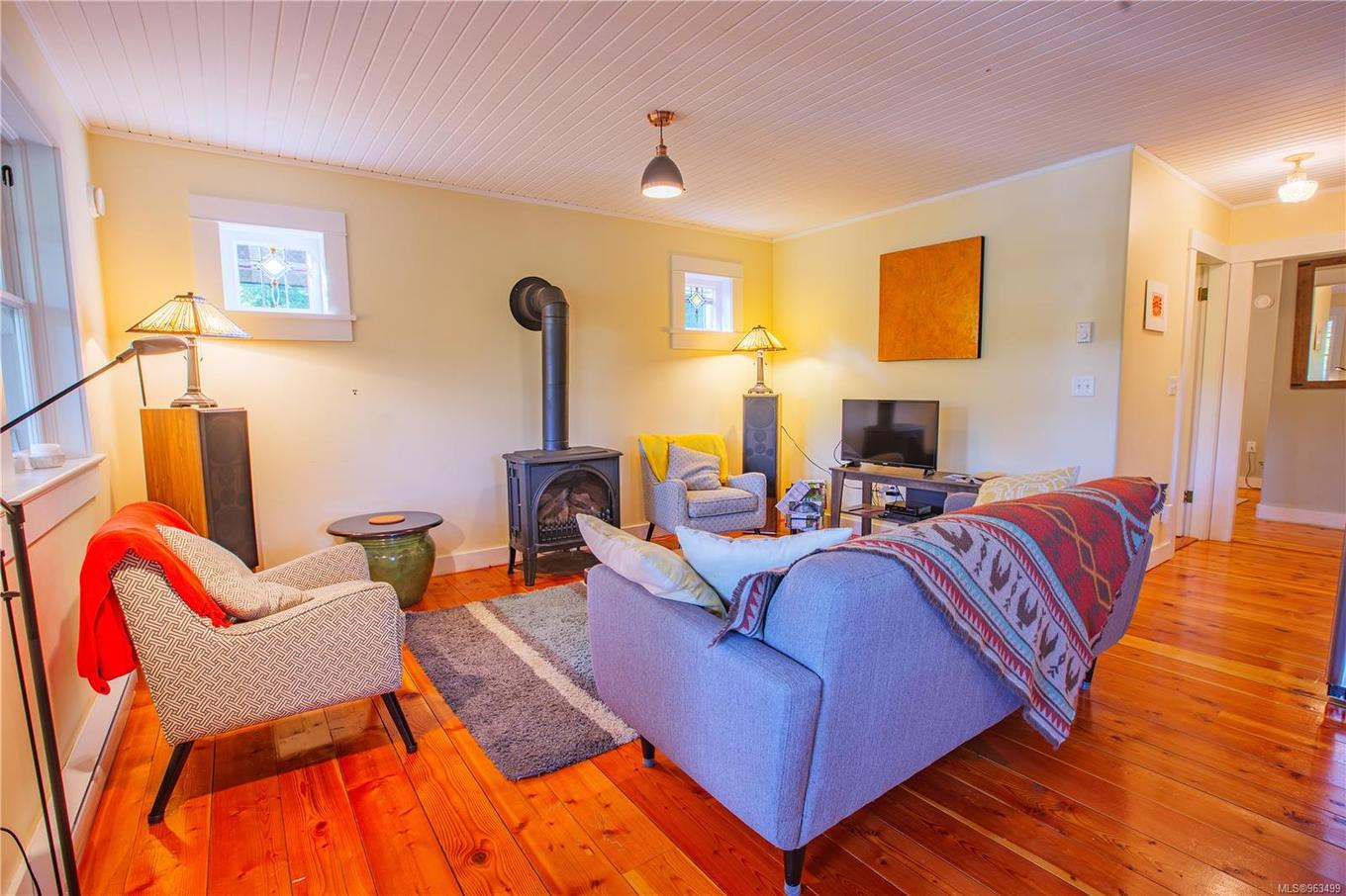 225 Boardwalk Blvd, Ucluelet, BC - Indoor Photo Showing Living Room