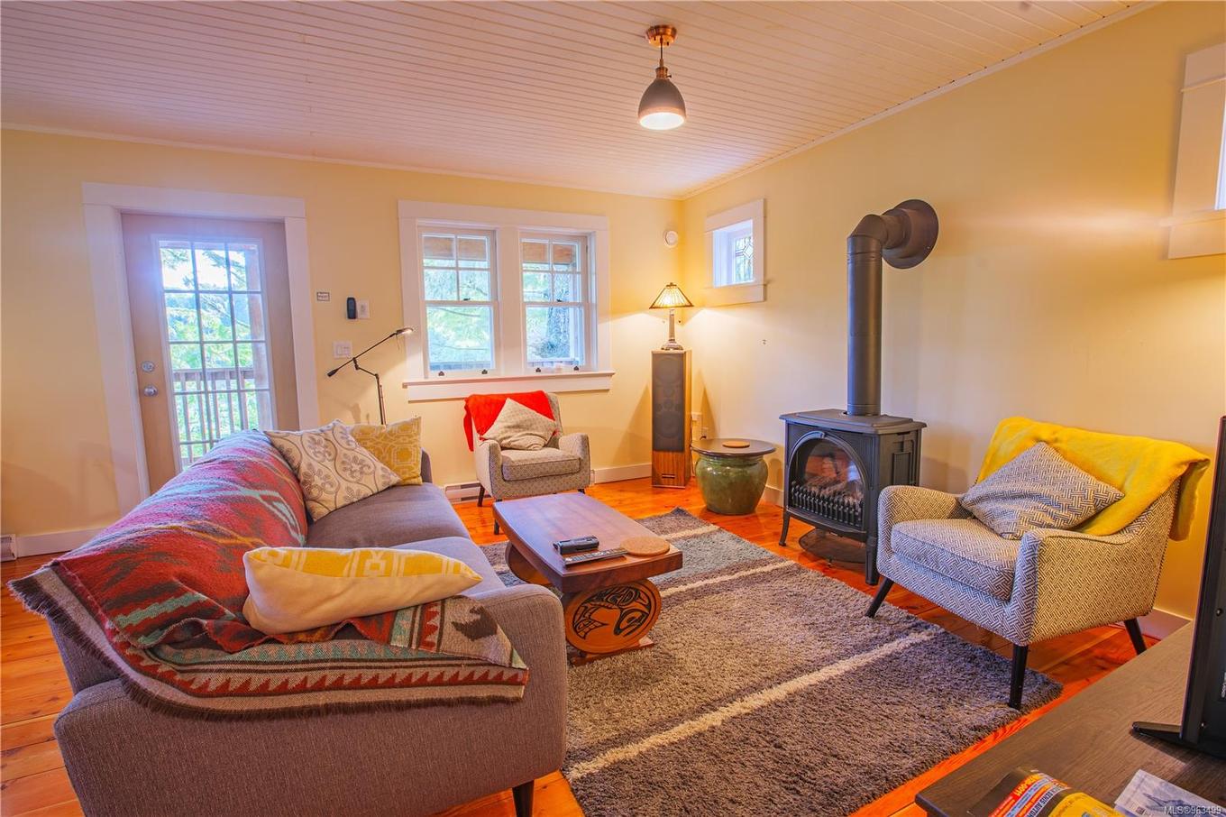 225 Boardwalk Blvd, Ucluelet, BC - Indoor Photo Showing Living Room