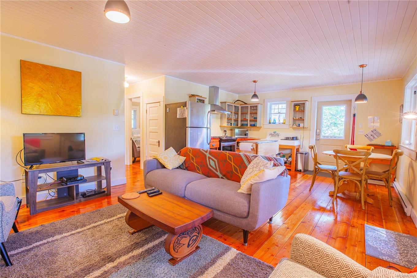 225 Boardwalk Blvd, Ucluelet, BC - Indoor Photo Showing Living Room