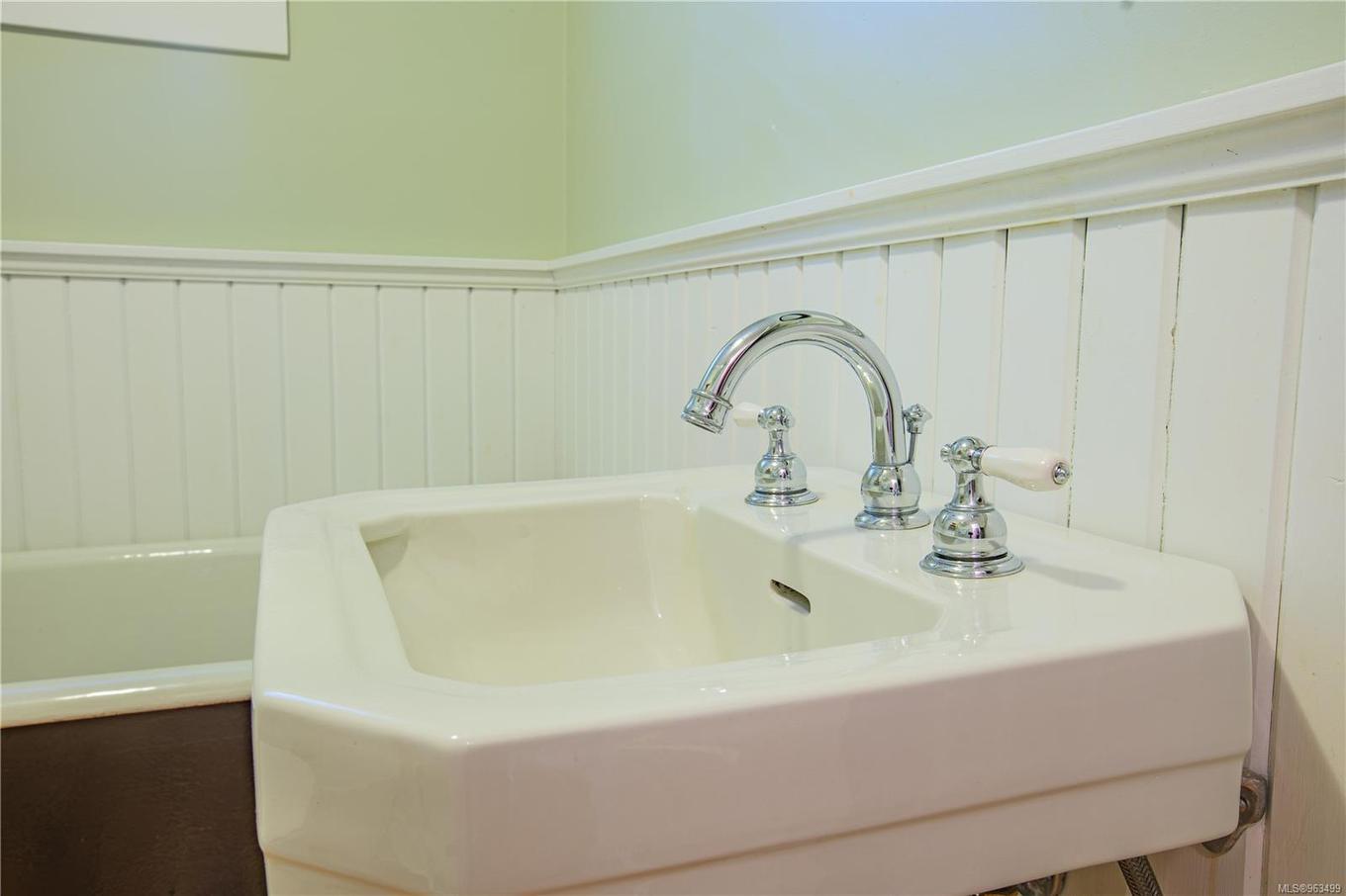 225 Boardwalk Blvd, Ucluelet, BC - Indoor Photo Showing Bathroom