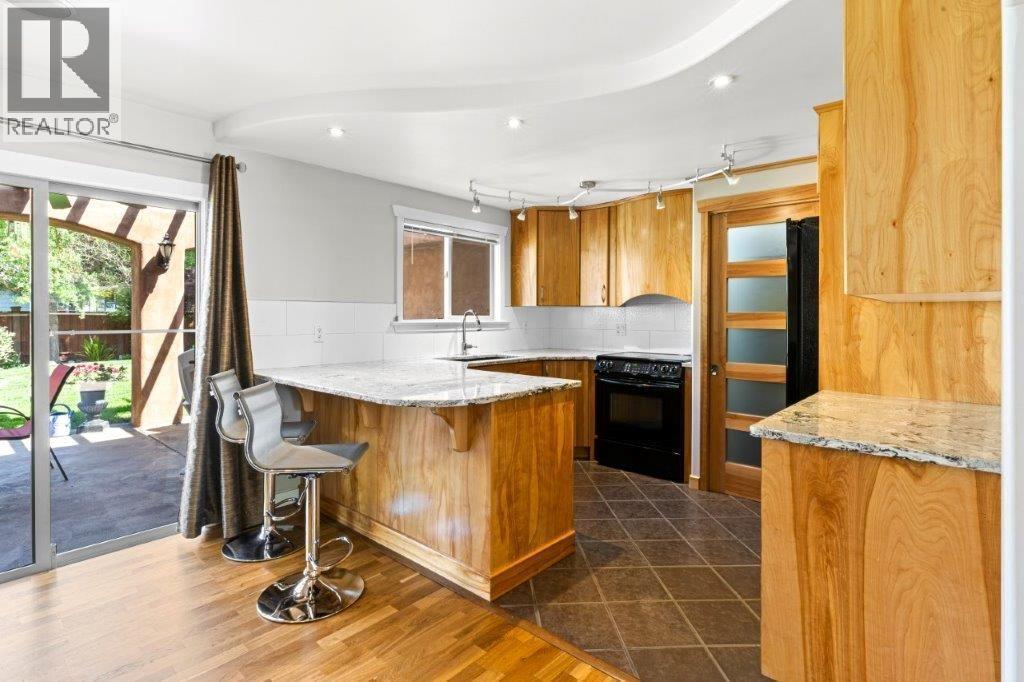 4170 Lake Avenue, Peachland, BC - Indoor Photo Showing Kitchen