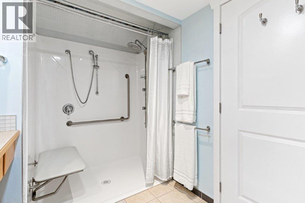 4170 Lake Avenue, Peachland, BC - Indoor Photo Showing Bathroom
