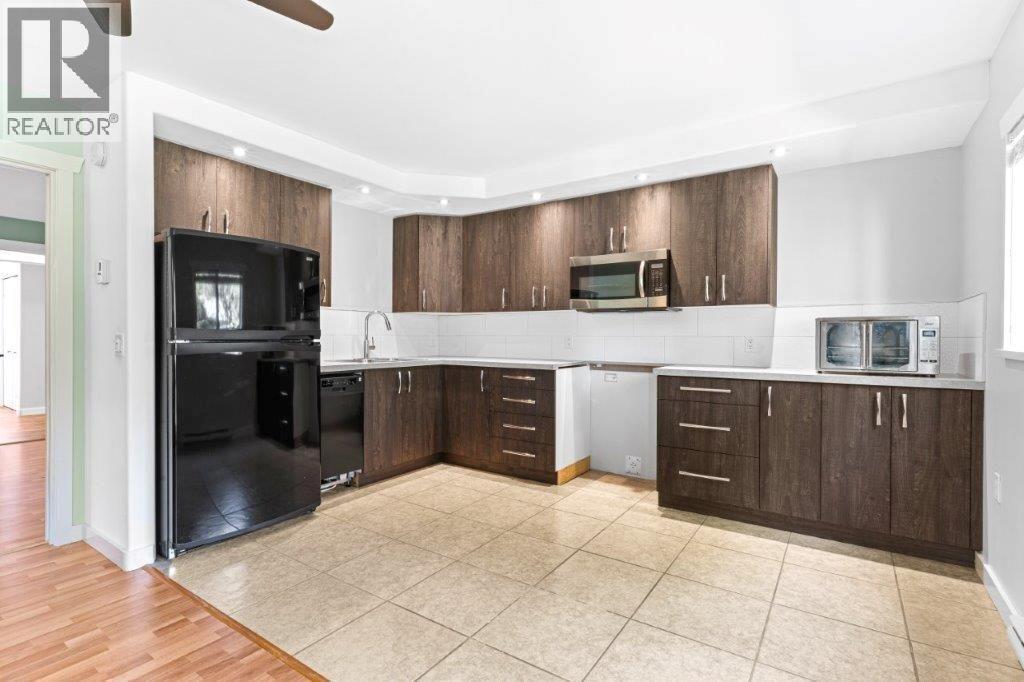 4170 Lake Avenue, Peachland, BC - Indoor Photo Showing Kitchen