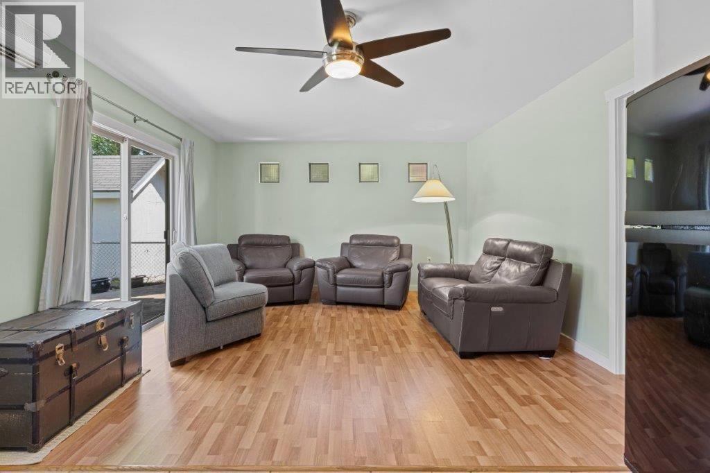 4170 Lake Avenue, Peachland, BC - Indoor Photo Showing Living Room