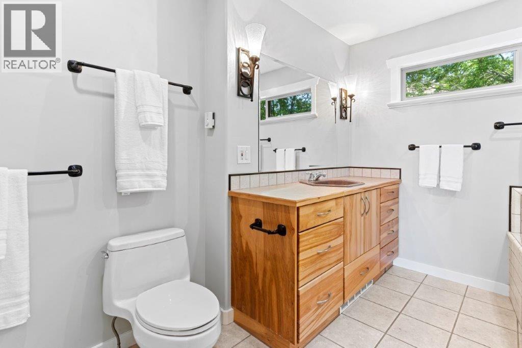 4170 Lake Avenue, Peachland, BC - Indoor Photo Showing Bathroom