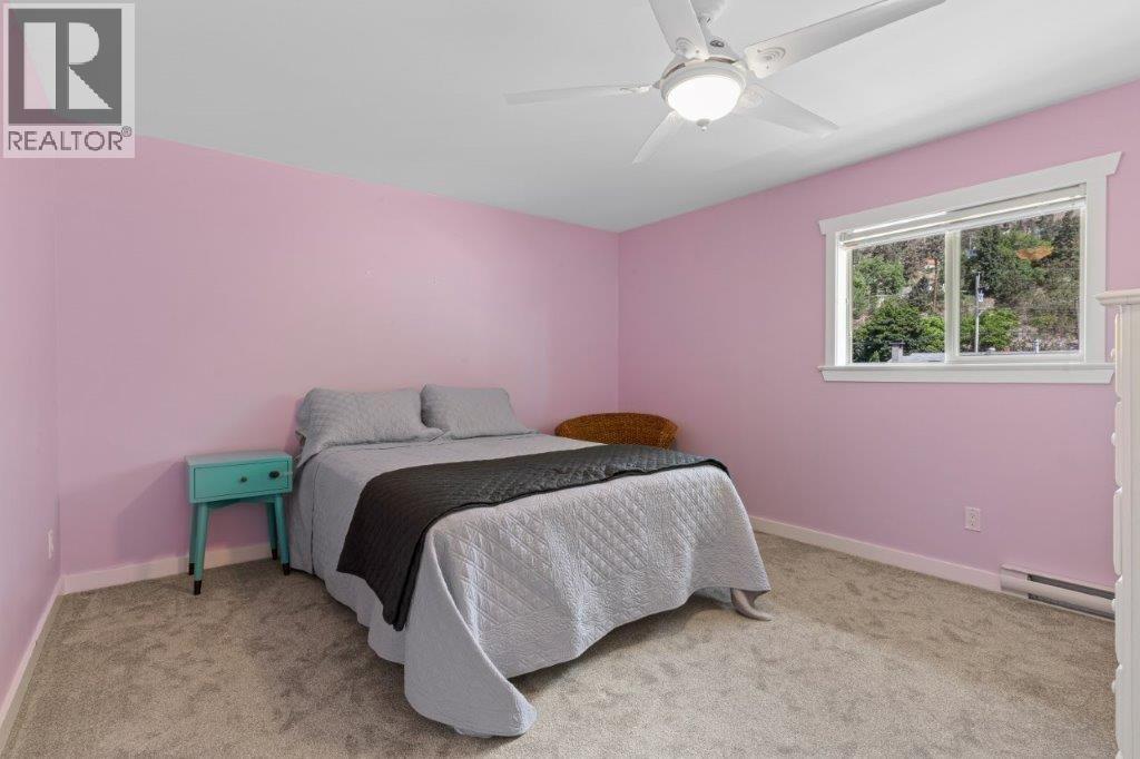 4170 Lake Avenue, Peachland, BC - Indoor Photo Showing Bedroom