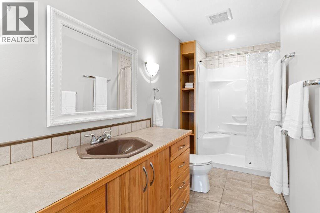 4170 Lake Avenue, Peachland, BC - Indoor Photo Showing Bathroom