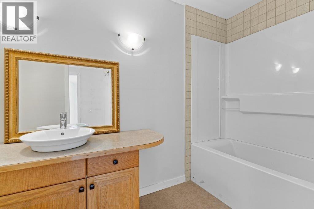 4170 Lake Avenue, Peachland, BC - Indoor Photo Showing Bathroom