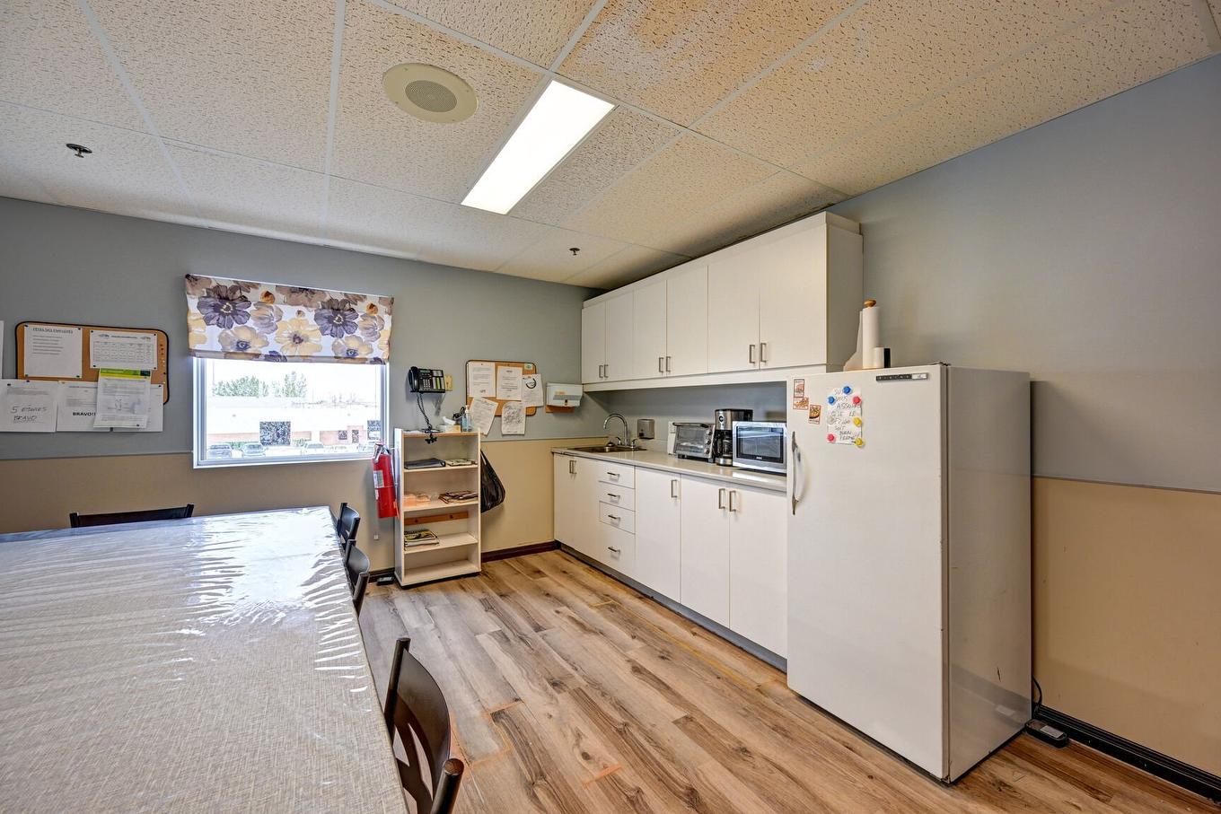 Cuisinette - 405 Boul. Industriel, Saint-Eustache, QC - Indoor Photo Showing Kitchen