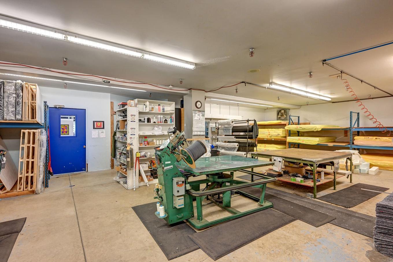 Entrepôt - 405 Boul. Industriel, Saint-Eustache, QC - Indoor Photo Showing Garage