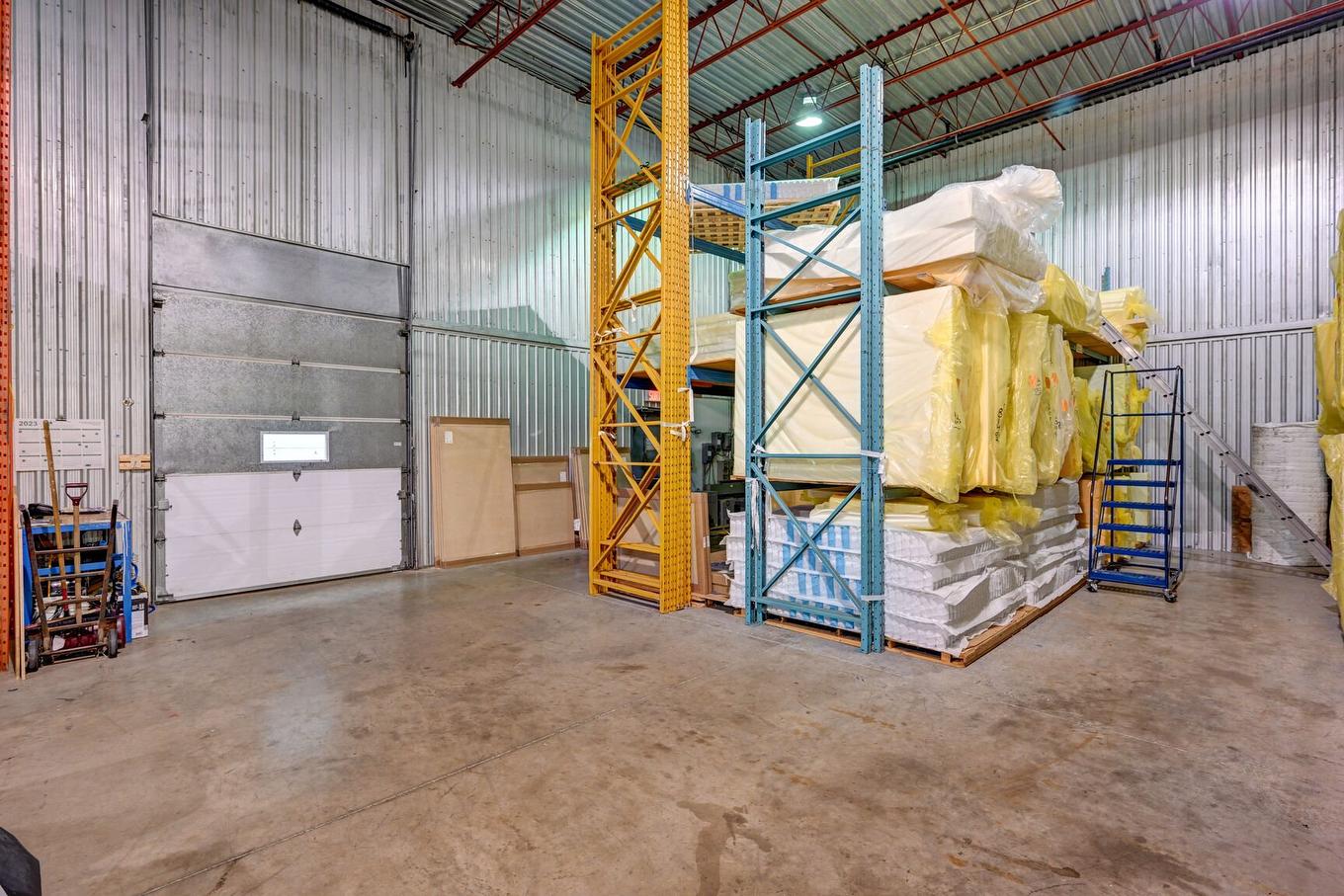 Entrepôt - 405 Boul. Industriel, Saint-Eustache, QC - Indoor Photo Showing Garage