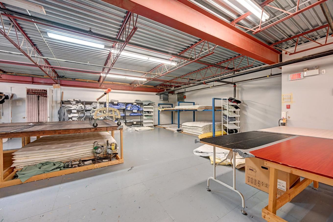 Entrepôt - 405 Boul. Industriel, Saint-Eustache, QC - Indoor Photo Showing Garage