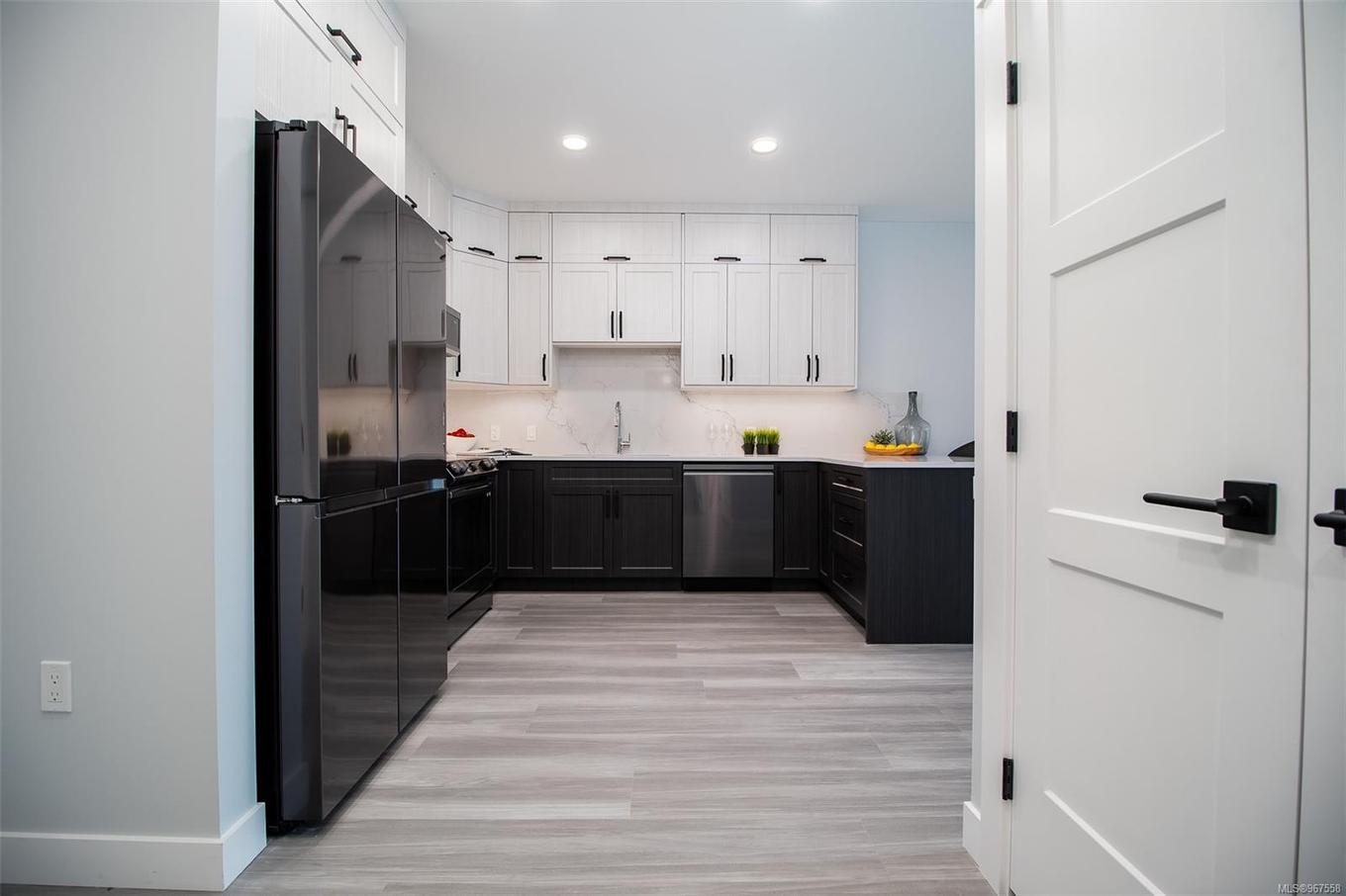 205-4474 Wellington Rd, Nanaimo, BC - Indoor Photo Showing Kitchen With Upgraded Kitchen