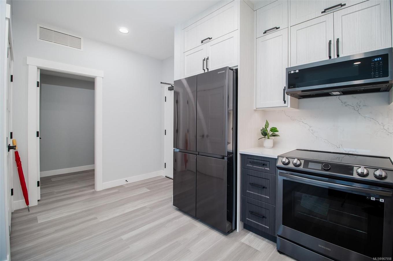 205-4474 Wellington Rd, Nanaimo, BC - Indoor Photo Showing Kitchen