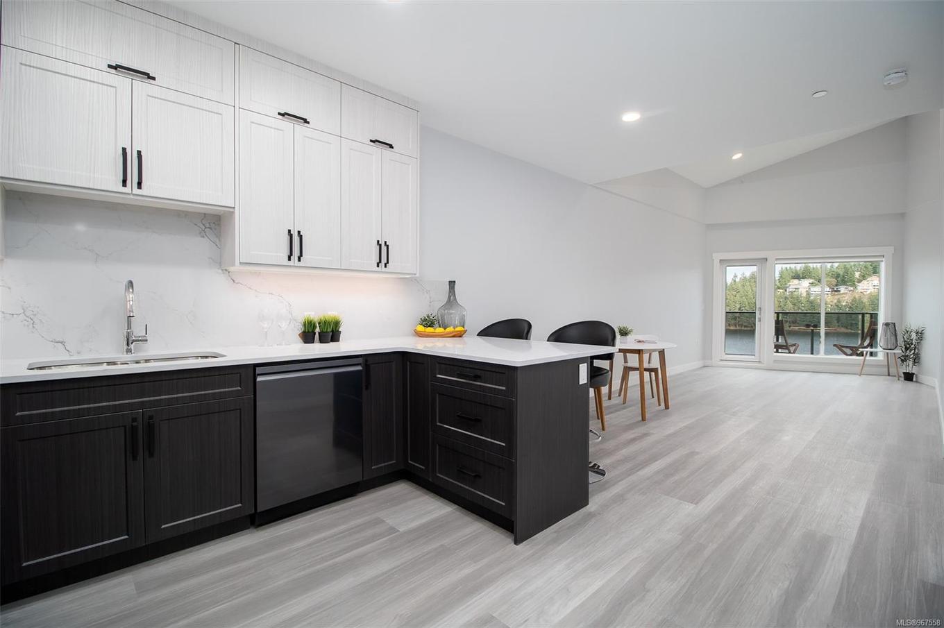205-4474 Wellington Rd, Nanaimo, BC - Indoor Photo Showing Kitchen