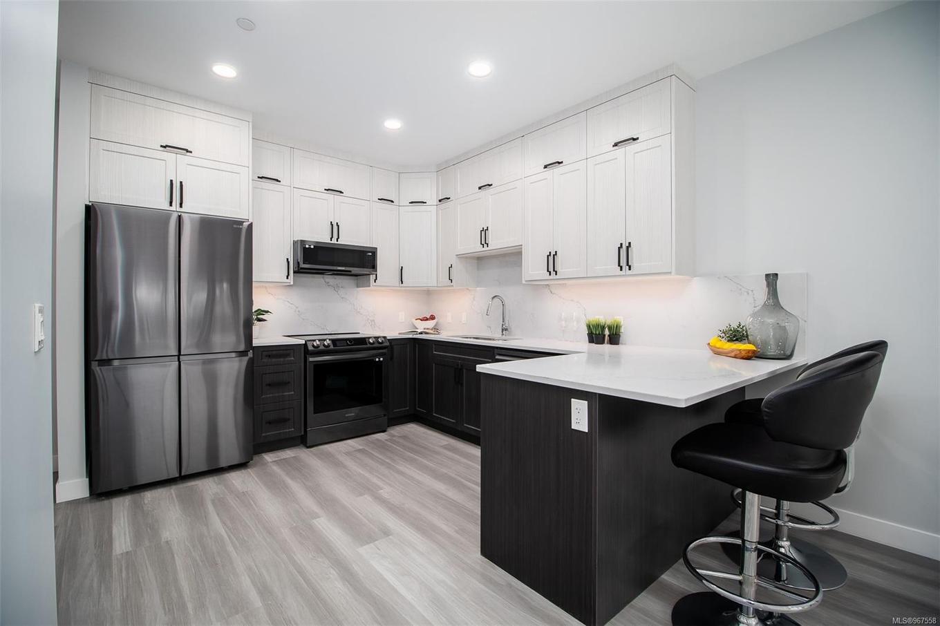 205-4474 Wellington Rd, Nanaimo, BC - Indoor Photo Showing Kitchen With Upgraded Kitchen