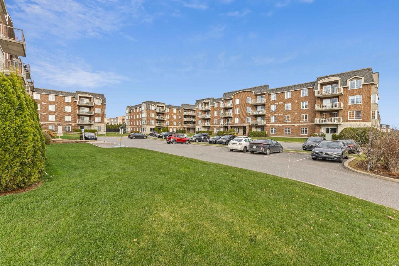 Parking - 101-3075 Av. Ernest-Hemingway, Montréal (Saint-Laurent), QC - Outdoor With Balcony With Facade