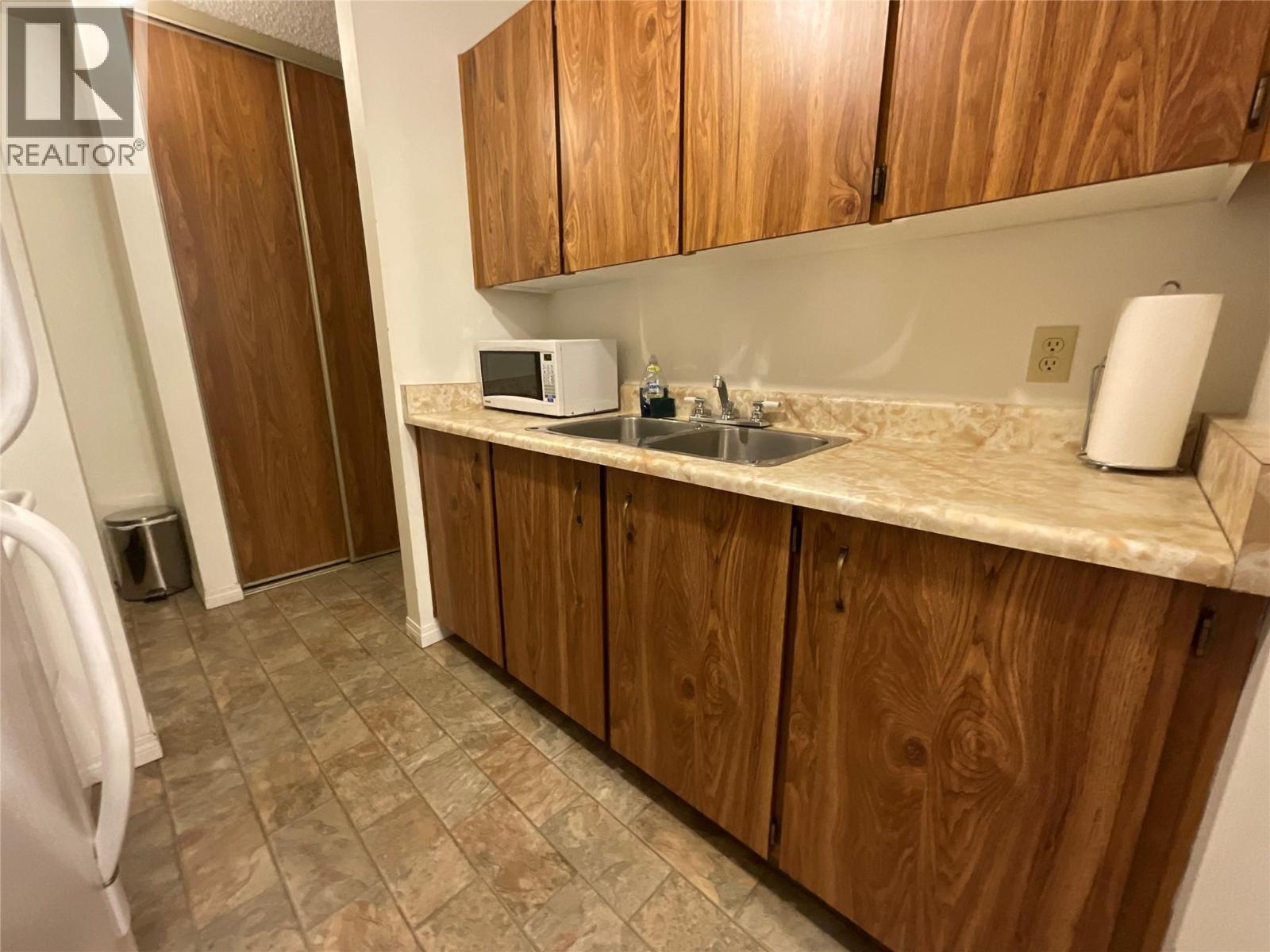 212 Spieker Avenue Unit# 315, Tumbler Ridge, BC - Indoor Photo Showing Kitchen With Double Sink